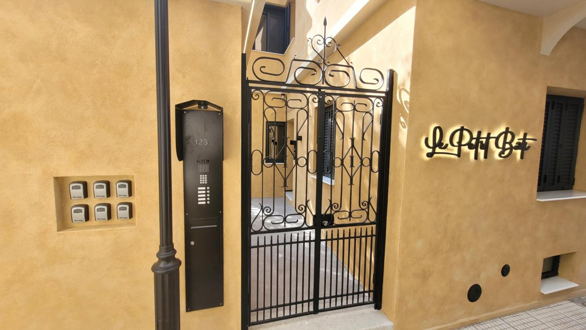 Luxury - Le Petit Bati Apartment Волос Екстериор снимка